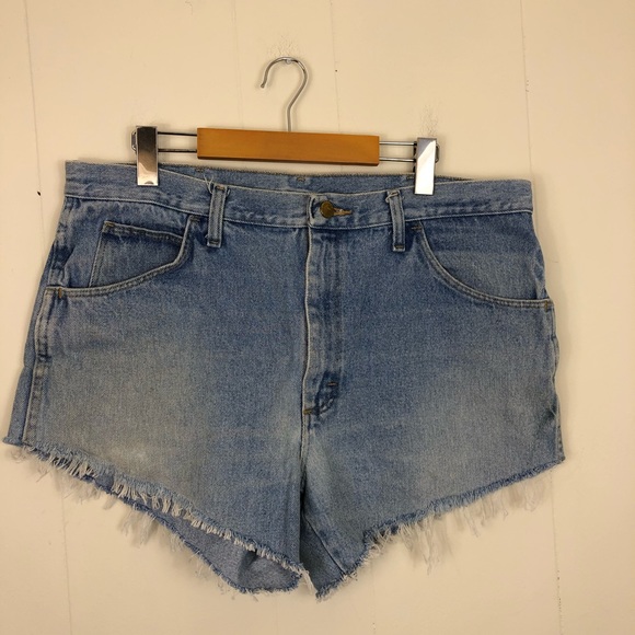 Vintage High Rise Fringe Cut Denim Shorts Sz 36 - Picture 2 of 7